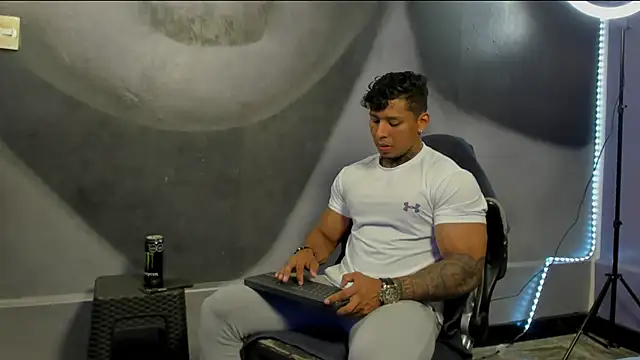 Snapshot of bradley_smith chatting on 30, 12, 2024 bradley smith online show from 30, 12, 2024