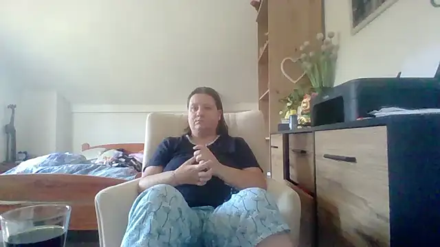 Snapshot of ReifeVenna chatting on 10, 9, 2025 ReifeVenna online show from 10, 9, 2025