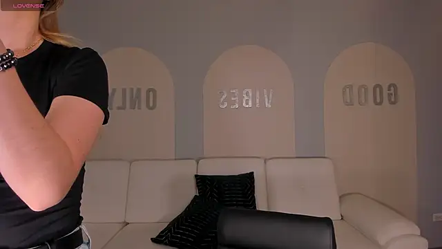 StacyWoods online show from 20, 7, 2026