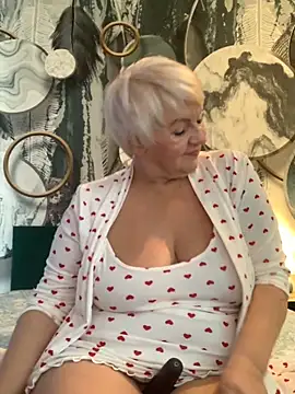 Laura Millf online show from 28, 10, 2025