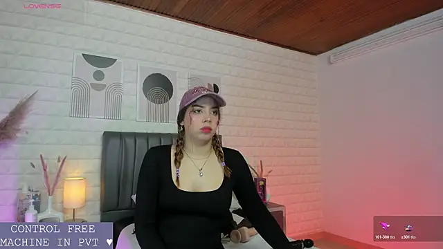 Snapshot of Lizzie-Evans chatting on 13, 6, 2026 Lizzie-Evans online show from 13, 6, 2026