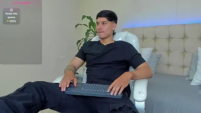 Damian23   online show from 4, 2, 2025