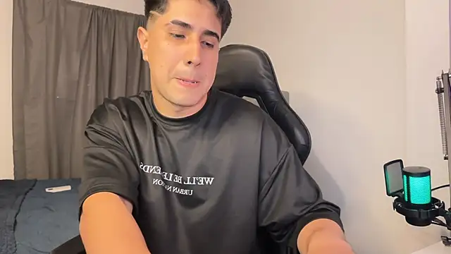 Snapshot of dereckbrownn chatting on 7, 12, 2024 dereckbrownn online show from 7, 12, 2024