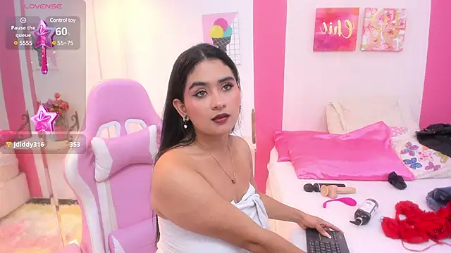 scarlette 15  online show from 20, 1, 2025