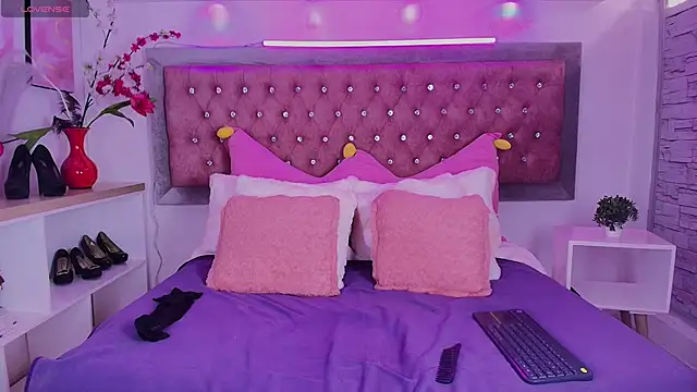 Snapshot of EmmaWilder chatting on 30, 9, 2025 EmmaWilder online show from 30, 9, 2025