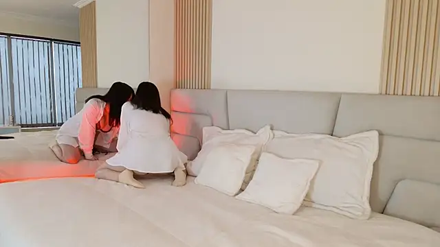 Zoe Benson online show from 2, 12, 2025