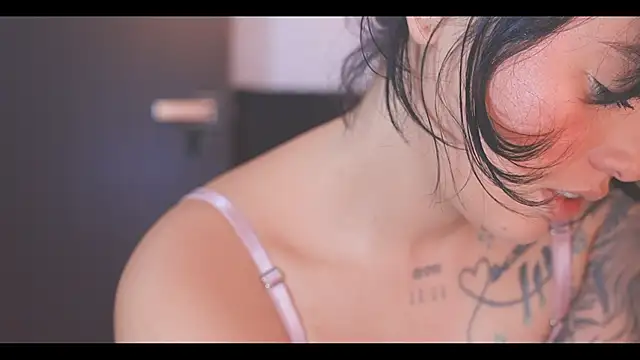 Snapshot of LorenRosse chatting on 7, 2, 2026 LorenRosse online show from 7, 2, 2026