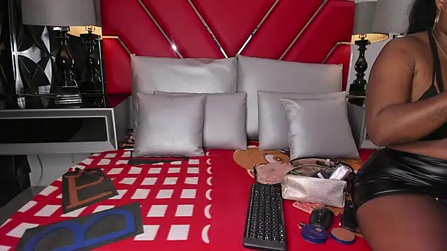 Snapshot of KeniaMuller chatting on 5, 10, 2025 KeniaMuller online show from 5, 10, 2025