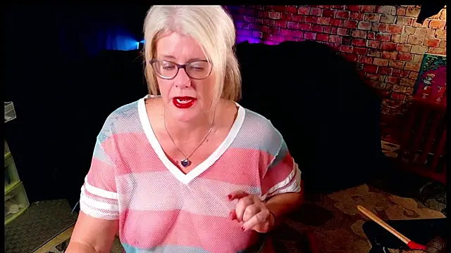 Snapshot of AliceHarlot chatting on 4, 7, 2026 AliceHarlot online show from 4, 7, 2026