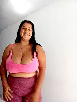 Snapshot of andreinabigtits chatting on 4, 2, 2025 andreinabigtits online show from 4, 2, 2025