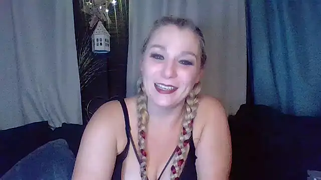 Snapshot of DevilsAngel13 chatting on 8, 10, 2025 DevilsAngel13 online show from 8, 10, 2025
