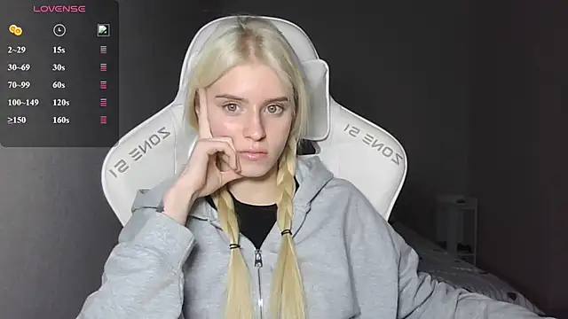 LizaKisses online show from 8, 9, 2025