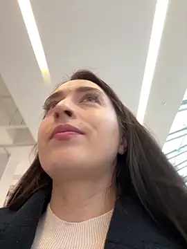 Holly Play online show from 6, 3, 2025