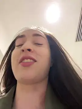 Holly Play online show from 11, 3, 2025