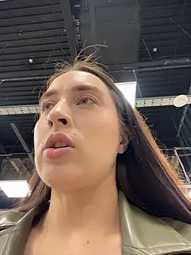 Holly Play online show from 5, 11, 2025