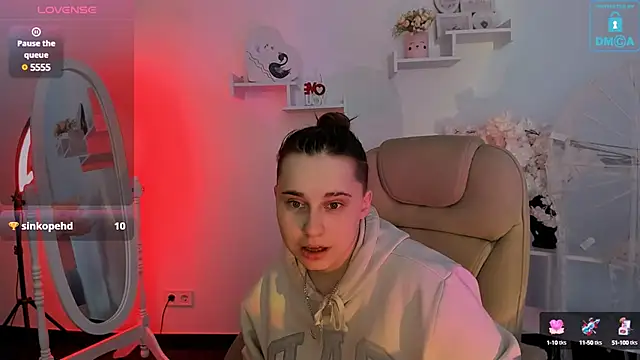 Snapshot of Dolly__Queen_ chatting on 8, 2, 2025 Dolly Queen online show from 8, 2, 2025