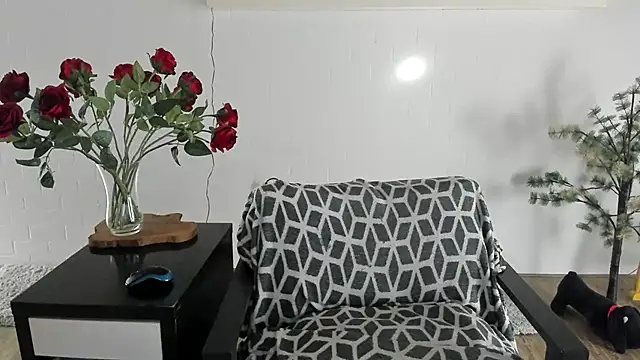 Snapshot of MendiPetite chatting on 23, 4, 2026 MendiPetite online show from 23, 4, 2026