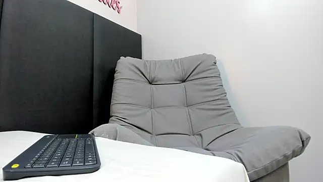 Snapshot of SophieHarris_ chatting on 11, 1, 2025 SophieHarris online show from 11, 1, 2025