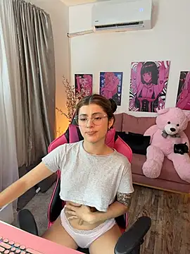 Snapshot of annieesweett chatting on 25, 6, 2026 annieesweett online show from 25, 6, 2026