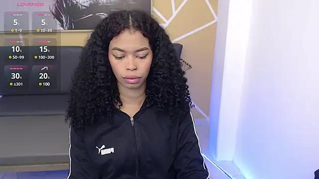 Snapshot of Shenna_brunette_ chatting on 5, 3, 2025 Shenna brunette online show from 5, 3, 2025