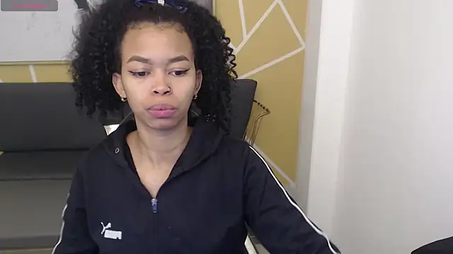 Snapshot of Shenna_brunette_ chatting on 6, 3, 2025 Shenna brunette online show from 6, 3, 2025