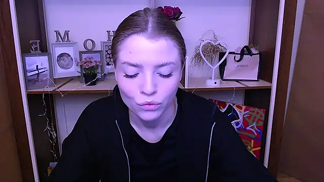 Snapshot of MissOliviaa_ chatting on 24, 12, 2024 MissOliviaa  online show from 24, 12, 2024