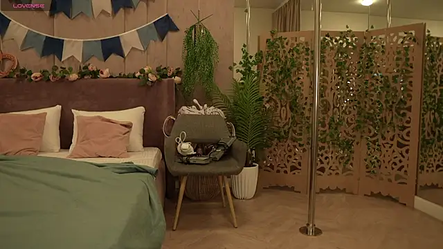 Smiley Mia online show from 2, 10, 2025