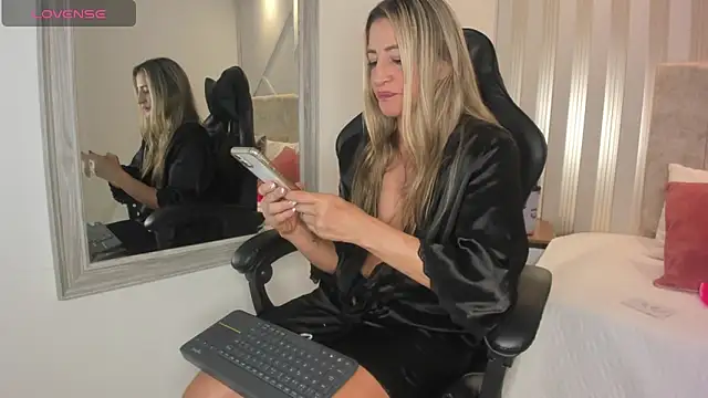 Tayra Pradit online show from 30, 1, 2025