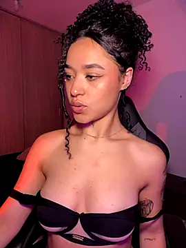 Crystal Dluna online show from 10, 11, 2025