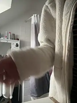 Petite moi online show from 8, 3, 2026