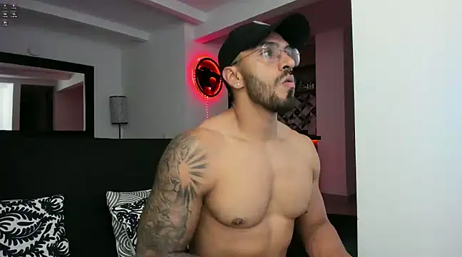 Snapshot of tony_muscle chatting on 23, 12, 2024 tony muscle online show from 23, 12, 2024