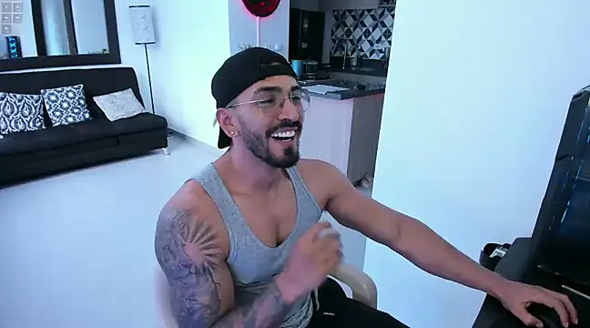 Snapshot of tony_muscle chatting on 16, 1, 2025 tony muscle online show from 16, 1, 2025