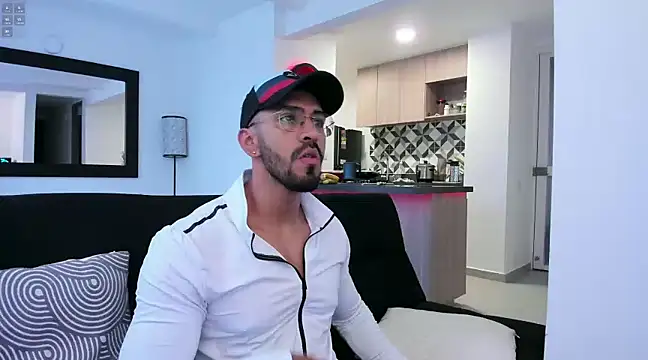 Snapshot of tony_muscle chatting on 8, 2, 2025 tony muscle online show from 8, 2, 2025