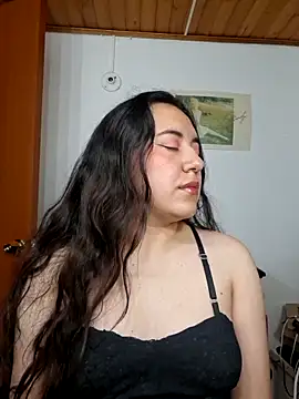 Emi chik online show from 12, 6, 2026