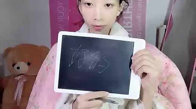 Snapshot of Lili-2 chatting on 10, 12, 2024 Lili-2 online show from 10, 12, 2024