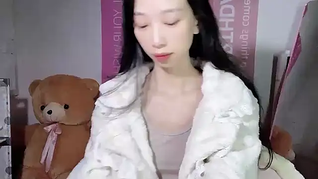 Snapshot of Lili-2 chatting on 11, 12, 2024 Lili-2 online show from 11, 12, 2024