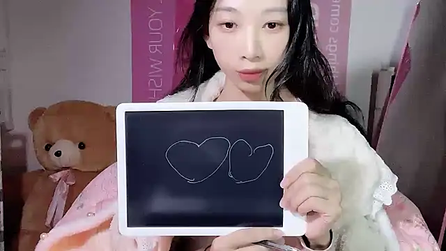 Snapshot of Lili-2 chatting on 11, 12, 2024 Lili-2 online show from 11, 12, 2024