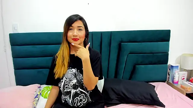 LisaWhite  online show from 4, 3, 2025