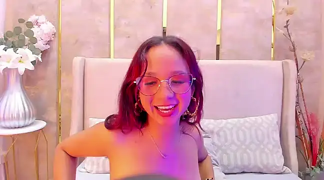 Snapshot of MelanieRoah chatting on 22, 3, 2025 MelanieRoah online show from 22, 3, 2025