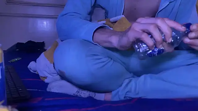 Snapshot of emylolo9 chatting on 2, 2, 2025 emylolo9 online show from 2, 2, 2025