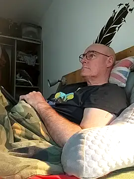 Snapshot of bogland33 chatting on 5, 5, 2026 bogland33 online show from 5, 5, 2026