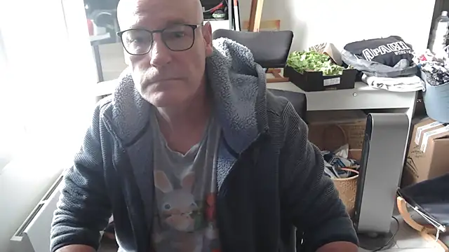 Snapshot of bogland33 chatting on 9, 5, 2026 bogland33 online show from 9, 5, 2026
