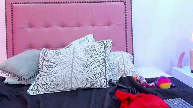 CarolinaGlamour online show from 4, 2, 2025