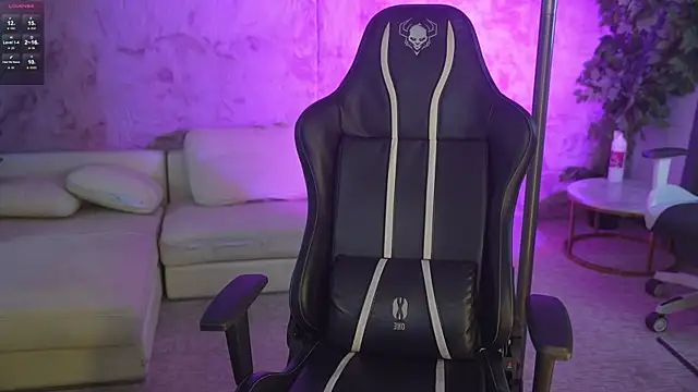 Magnetic Mia  online show from 18, 12, 2025