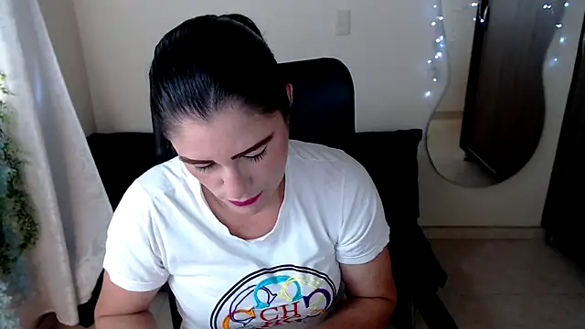 Snapshot of LUCY_LI chatting on 6, 12, 2024 LUCY LI online show from 6, 12, 2024