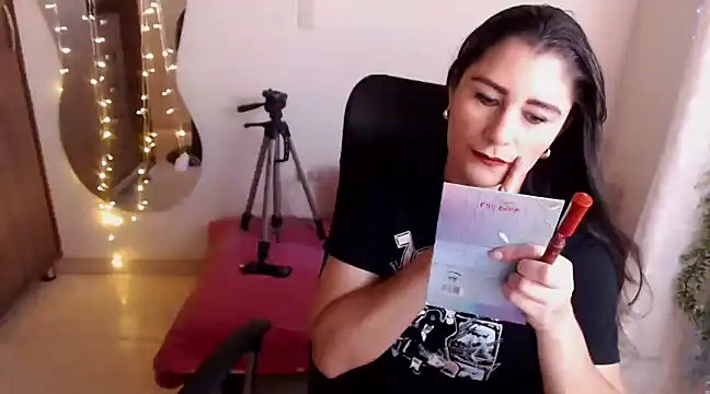 Snapshot of LUCY_LI chatting on 12, 1, 2025 LUCY LI online show from 12, 1, 2025