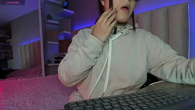 Megan mooree  online show from 19, 3, 2025