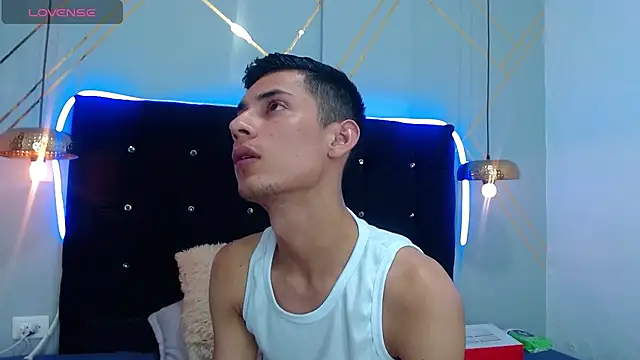 Snapshot of Oliver_king_sex chatting on 20, 1, 2025 Oliver king sex online show from 20, 1, 2025