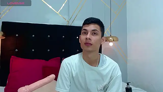 Snapshot of Oliver_king_sex chatting on 25, 1, 2025 Oliver king sex online show from 25, 1, 2025