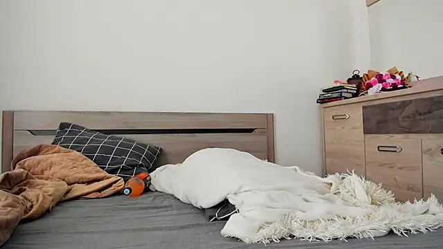 Holly Molii online show from 1, 3, 2025